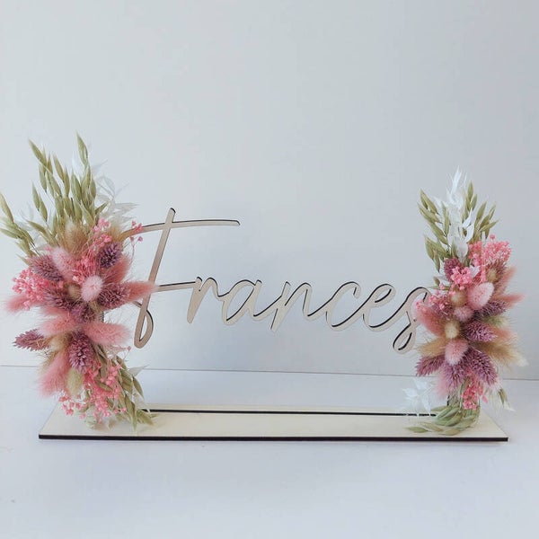 Houten naam op voet met droogbloemen