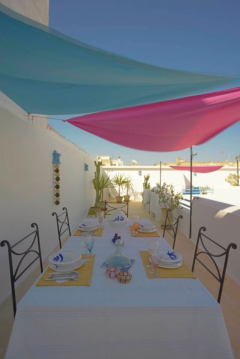 Plaisirs gustatifs et hospitalité tunisienne vous attendent pour un diner authentique au cœur de notre établissement.