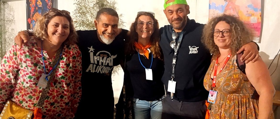 Alle Mourad Musset entourés par des bénévoles du festival.