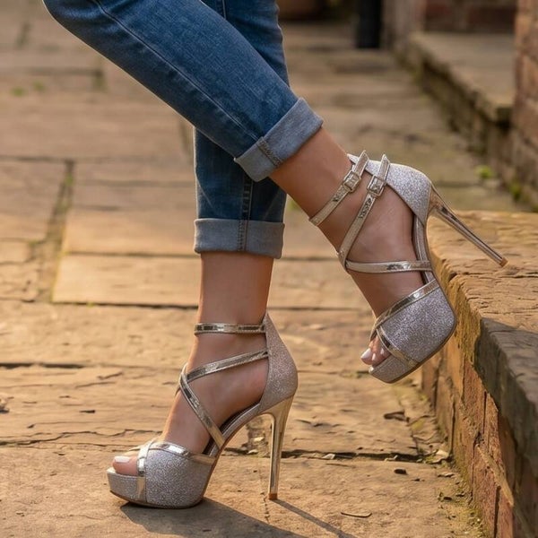 Glitzerne High-Heels in Silber mit 12 cm Stiletto-Absatz