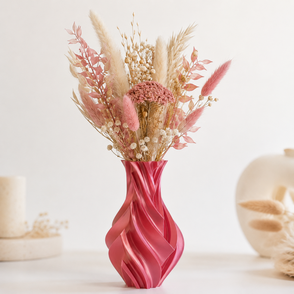 Roze gedraaide vaas met droogbloemen
