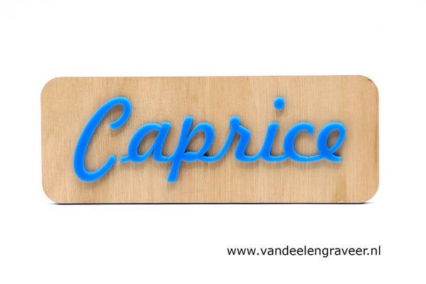 Houten bord met acrylletters