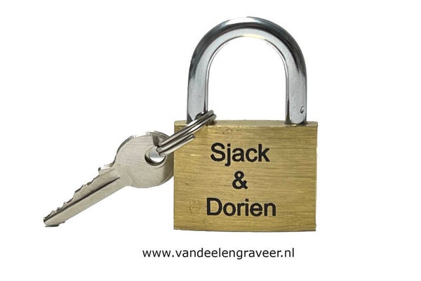 Liefdesslot gegraveerd met namen/tekst