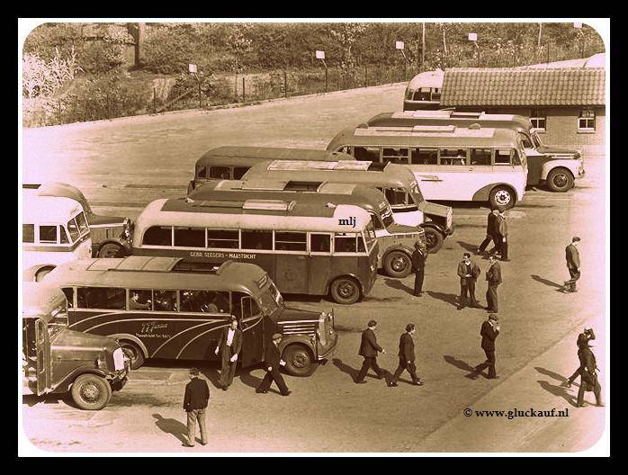 AUTOBUSSEN BIJ HOOFDINGANG STM.MAURITS 1948.© Stm./www.gluckauf.nl