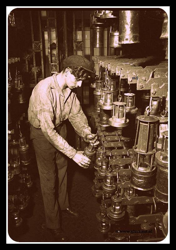 UIT REIKING MIJNLAMPEN AAN ONDERGRONDERS 1947.© Stm./www.gluckauf.nl