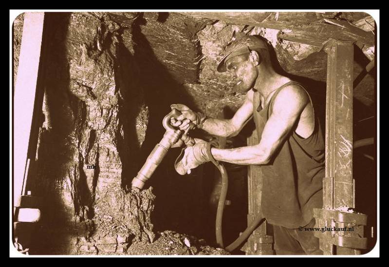 MIJNWERKER MET AFBOUWHAMER ONDERGRONDS 1947.© Stm./www.gluckauf.nl