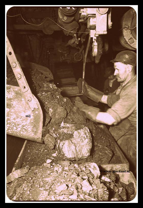 LADER AAN LAADKAST STM.MAURITS 1947.© Stm./www.gluckauf.nl