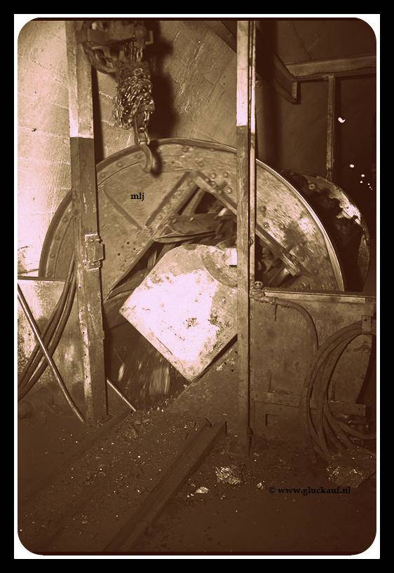 LEEG STORTEN KOLENWAGENS ONDERGRONDS 1947.© Stm./www.gluckauf.nl