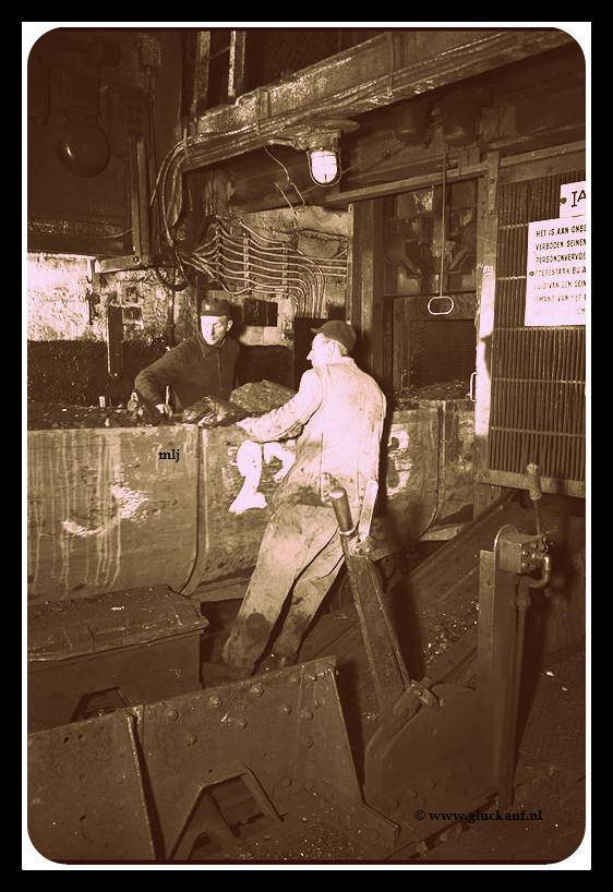 BELADEN KOOI MET VOLLEWAGENS ONDERGRONDS 1947.© Stm./www.gluckauf.nl