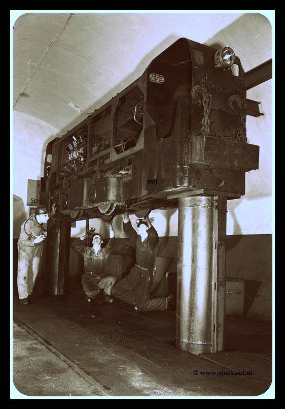 LOCOMOTIEF LOODSONDERGRONDS Stm.EMMA 1954.© Staatsmijnen./www.gluckauf.nl