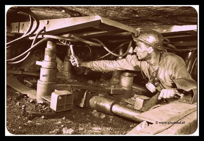 HOUWER BIJ WANDEL ONDERSTEUNING ONDERGRONDS 1960.© Staatsmijnen./www.gluckauf.nl