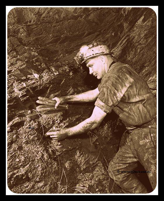 AAN BRENGEN WATERPATRONEN ONDERGRONDS 1960.© Stm./www.gluckauf.nl