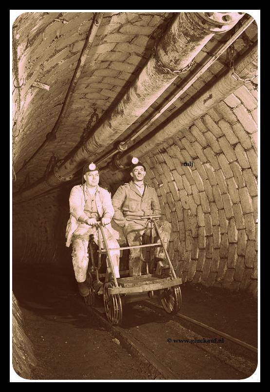 MIJN FIETS ONDERGRONDS 1954.© Stm./www.gluckauf.nl