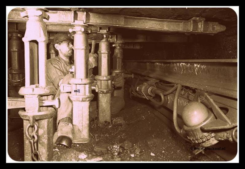 SCHRAAP BAKKEN PIJLER ONDERGRONDS 1956.© Stm./www.gluckauf.nl
