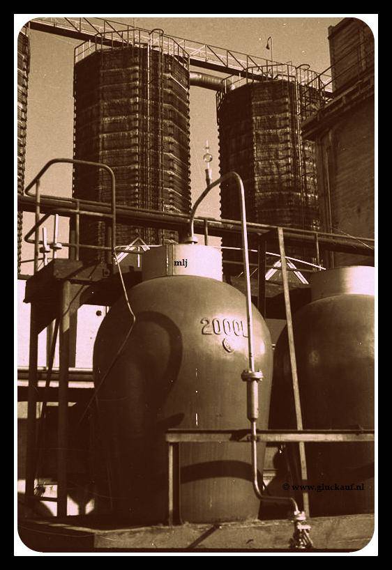 1945.STENEN KRUIKEN VOOR OPSLAG SALPETERZUUR SBB.© Stm./www.gluckauf.nl