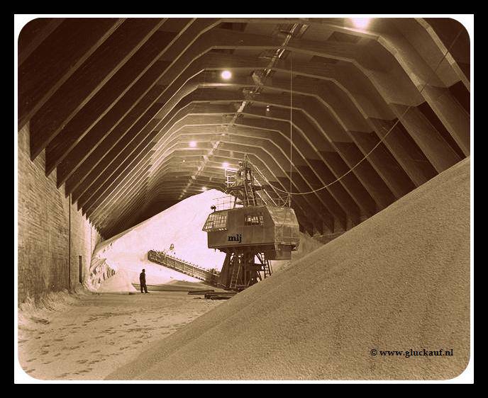 HEUVEL GRAVER IN KAS-LOODS SBB 1952.© Stm./www.gluckauf.nl