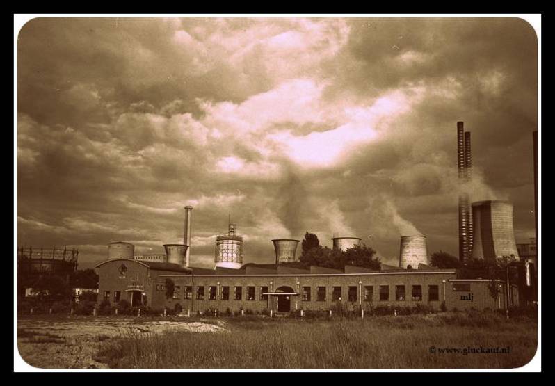 SCHOEN FABRIEK WIM STM. EMMA, MET OP DE ACHTERGROND DE KOELTORENS 1951.© Stm./www.gluckauf.nl