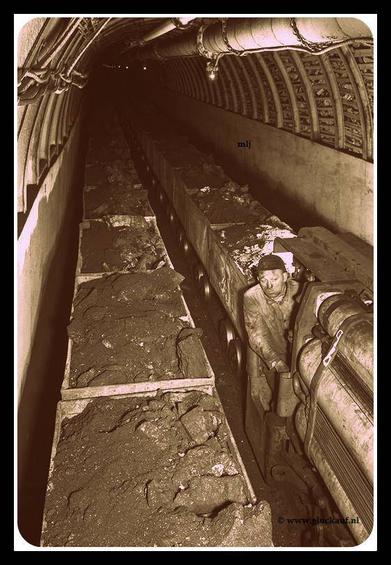 VOLLE KOLENWAGENS ONDERGRONDS NAAR SCHACHT 1954.© Stm./www.gluckauf.nl