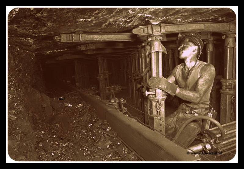 MULTISCHAAF PIJLER ONDERGRONDS Stm.EMMA 1955.© Stm./www.gluckauf.nl