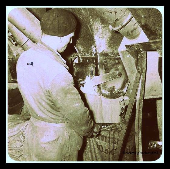 1950.VERPAKKEN KUNSTMEST SBB.© Stm./www.gluckauf.nl