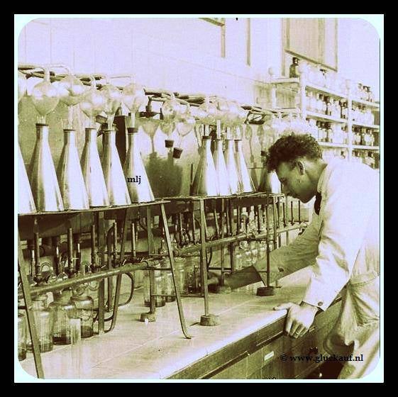 1950.STIKSTOF BEPALINGIN KUNSTMEST LABORANT SBB.© Stm./www.gluckauf.nl