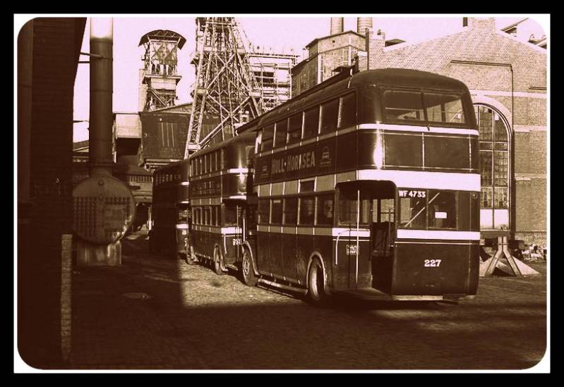  TWEE-DEKKERS BUS UIT ENGELAND OP STAATSMIJN EMMA 1945.© Stm./www.gluckauf.nl