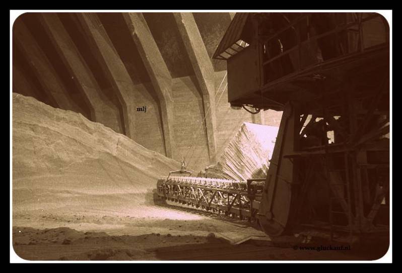 1945.HEUVEL GRAVER IN KAS-LOODs SBB.© Stm./www.gluckauf.nl