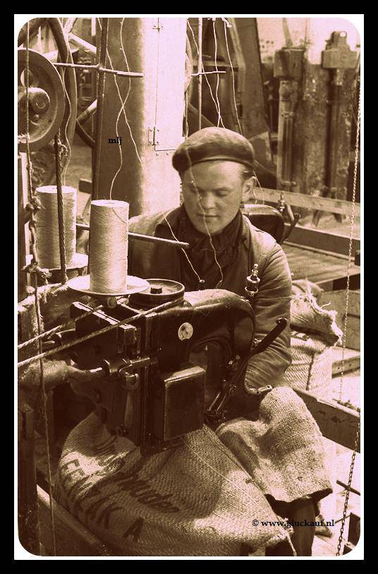 1945.ZAKKEN VERLADING KUNSTMEST SBB.© Stm./www.gluckauf.nl