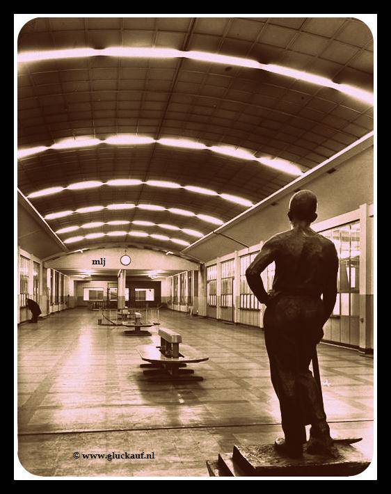 LOONHAL MET MIJNWERKERSBEELD STAATSMIJN MAURITS 1954.© Stm./www.gluckauf.nl