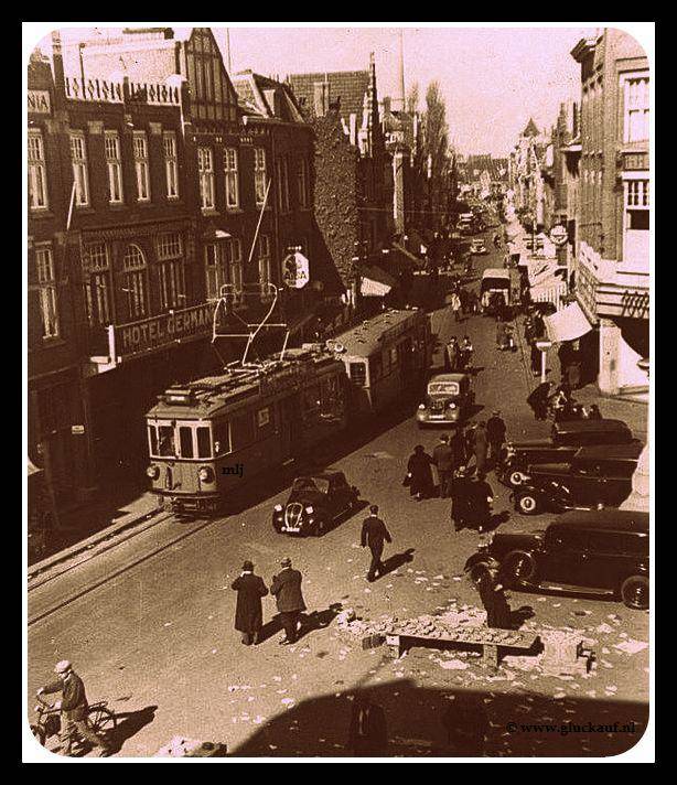 Foto uit 1938 in de Saroleastraat in Heerlen. Links boven is de lange Jan te zien.© www.gluckauf.nl