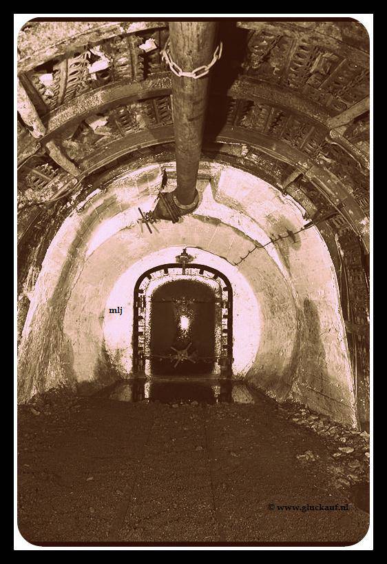 1947.DAM DEUR IN STEENGANG ONDERGRONDS.© Stm./www.gluckauf.nl