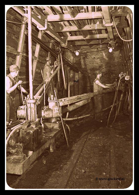 1948 AUTOMATISCHE BOORWAGEN ONDERGRONDS.© Stm./www.gluckauf.nl