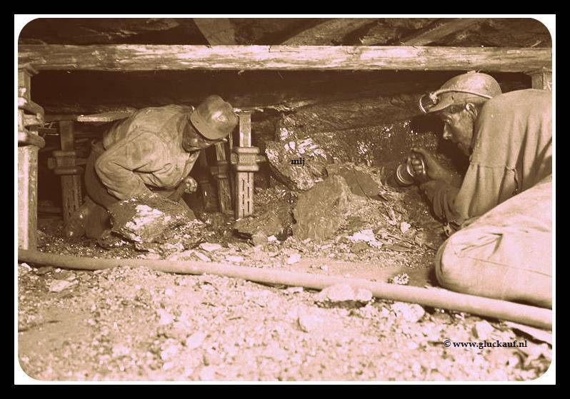 1948.HOUWER IN LAGE PIJLER ONDERGRONDS.© Stm./www.gluckauf.nl