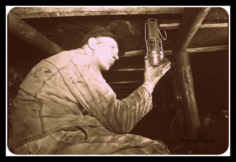 1948.MIJNGAS CONTROLE ONDERGRONDS.© Stm./www.gluckauf.nl