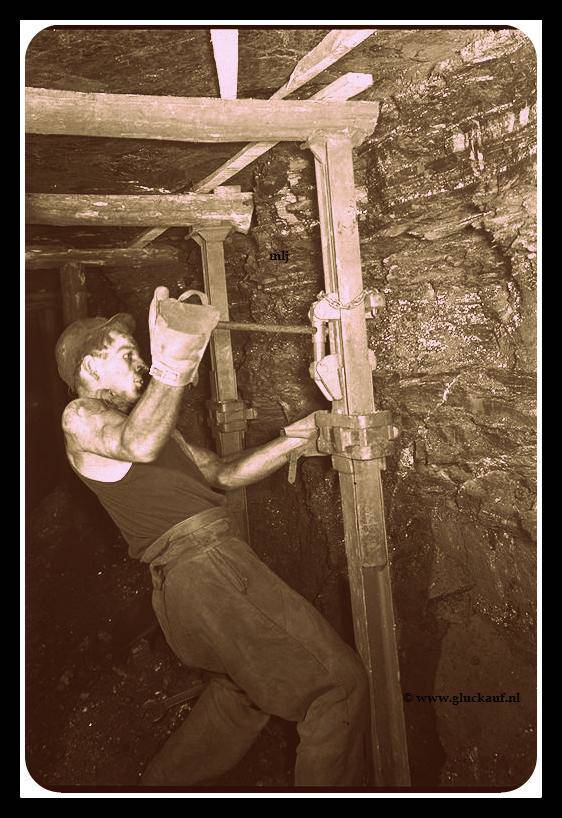 1948 OP KRIKKEN JACOBSTIJL ONDERGRONDS.© Stm./www.gluckauf.nl
