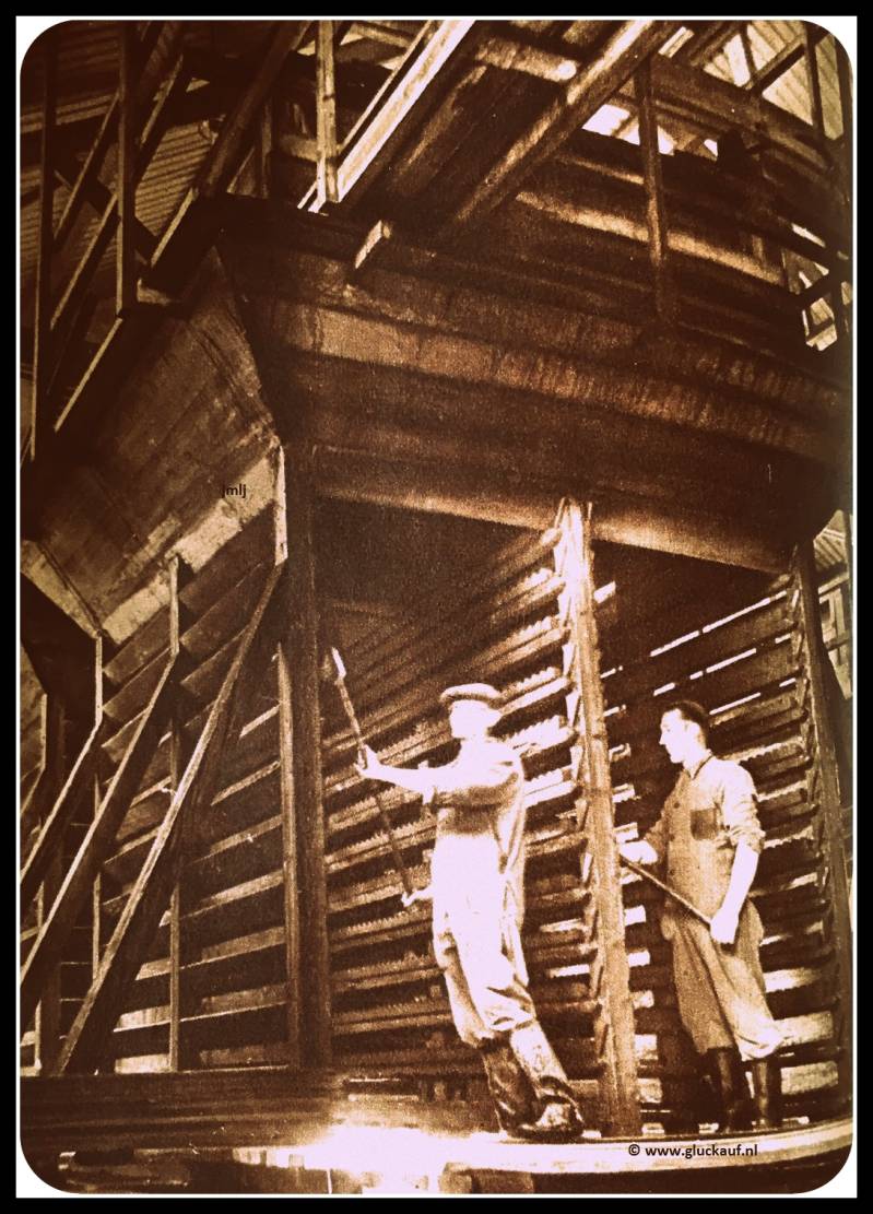 De ijzer roest aanlag op de druiplatten van de filter kasten worden verwijderd pompstation Stm.Hendrik.© Cals/www.gluckauf.nl