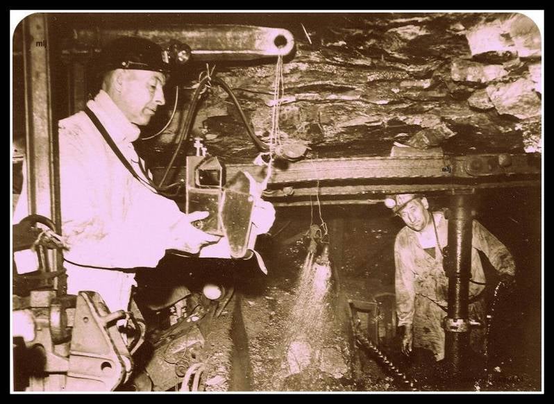 Op de foto (links) ziet u de Heer W. Mevissen, hoofd stofbestrijding van de Oranje Nassau Mijnen. De foto is uit 1955. De heer W. Mevissen is hier aan het werk met een tindalloscoop. © T. Mevissen./www.gluckauf.nl