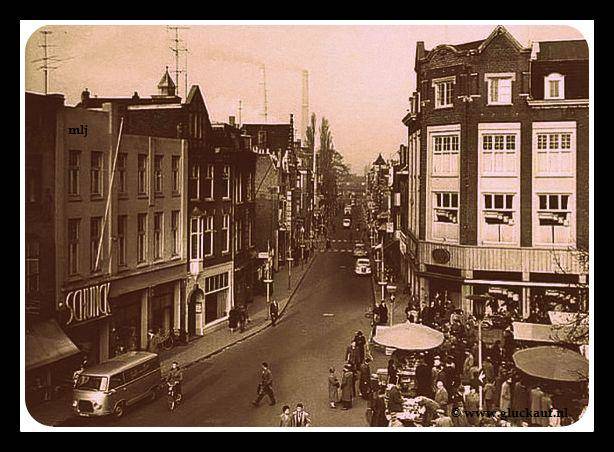 Foto uit 1960 Saroleastraat op de achtergrond de Lange Jan & eLange Lies.© www.gluckauf.nl