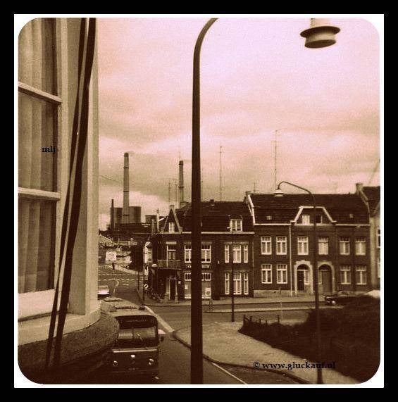 1968.Foto van af de Kruisstraat ter hoogte van de huidige rotonde bij het thermen museum.Op voorgrond een LTM-bus en op de achtergrond de O.N 1 met de lange Jan en Lange Lies.© www.gluckauf.nl