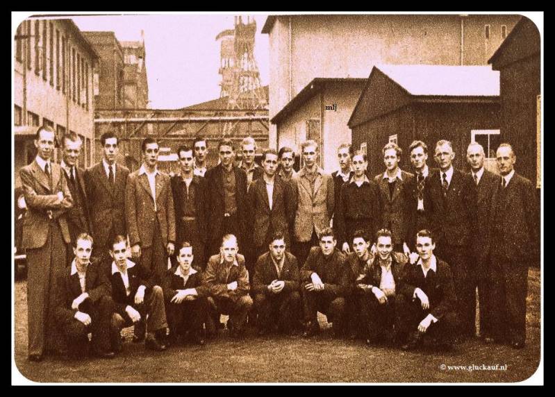 22 O.V.S-ers van de Stm.Emma. Eerste groep uit 1947, die geslaagd waren.© Cals/www.gluckauf.nl