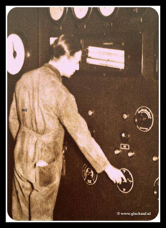 2e machinist F. Moorsver steld de automatische regeling van een 100 tons ketel. In 1947.Maurits centrale.© Driessen/www.gluckauf.nl