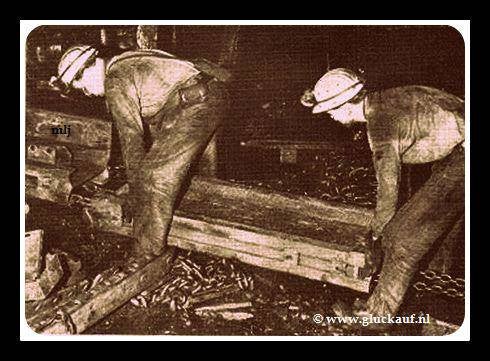  Aan kop pijler worden troggen aan elkaar vast gemaakt.© www.gluckauf.nl