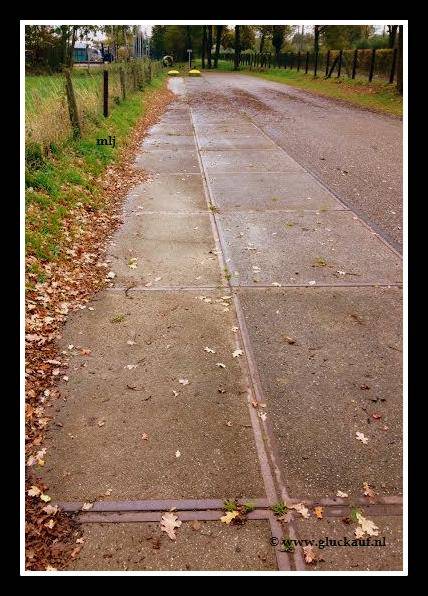 Oude betonplaten aan de linker kant lijp vroeger een smalspoor. © www.gluckauf.nl