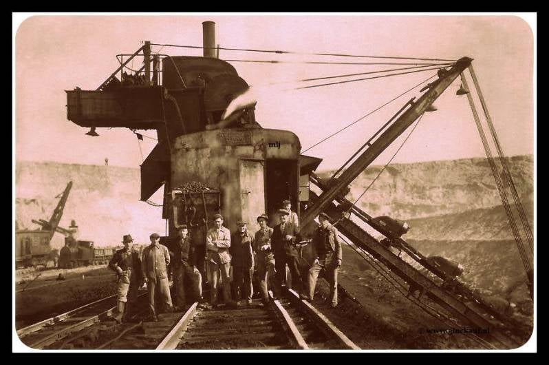 Carisborg met armen over elkaar is Tamme Hageredhager. © www.gluckauf.nl