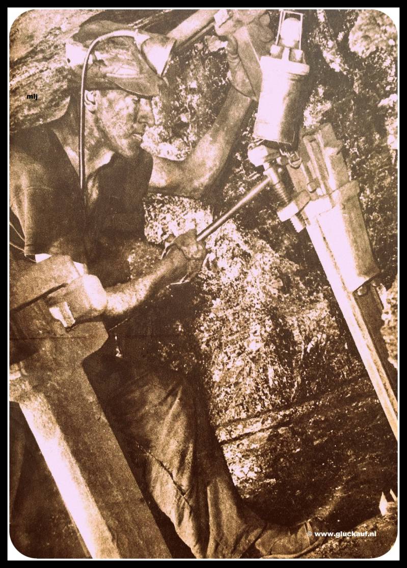 NIEUW! A. Ruleaux ploegbaas op de 500 m.verdieping Mijn Domaniale. Het vast zetten van een stijl  uit 1947.© Driessen/www.gluckauf.nl