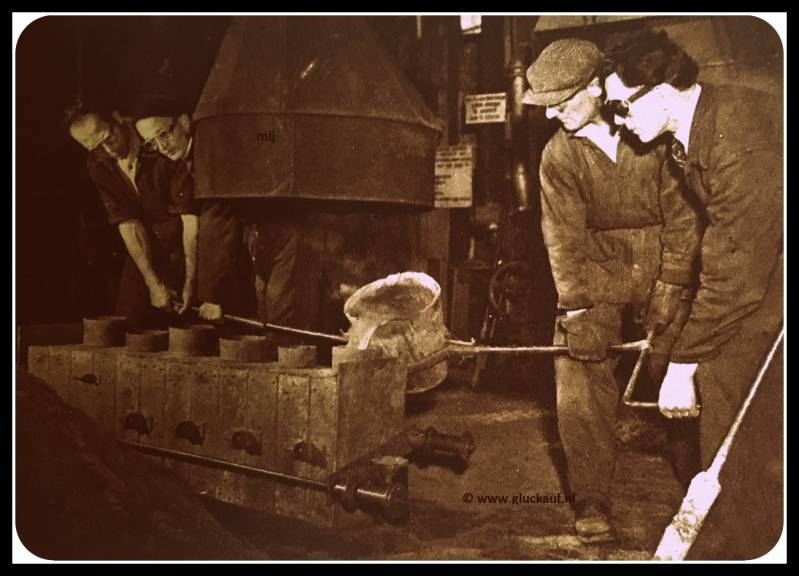 Afzuig inrichting met verplaatst bare kap in de koper gieterij 1e vormer Pleipzig hulpvormer W. V. Bergen en baas W.Vels (vlnr) gieten koper in de vormen Stm.Emma.© Cals/www.gluckauf.nl