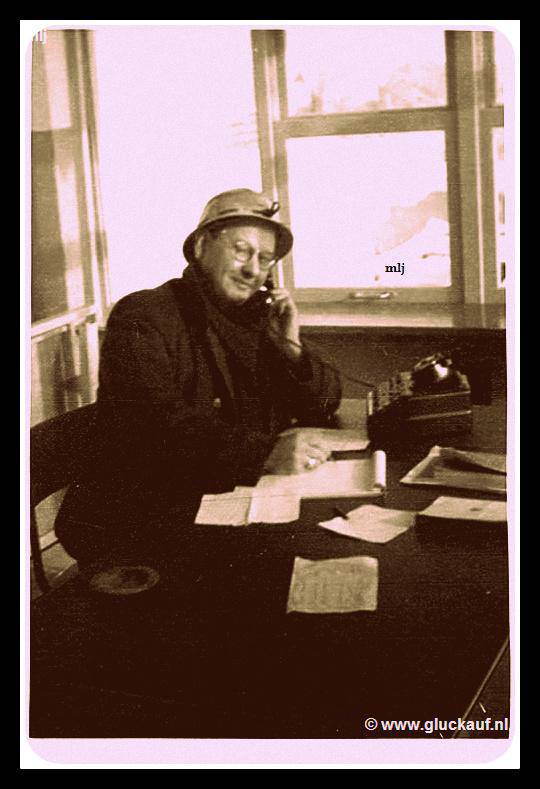 1e telefonist Savelkoul op het kantoor van de Stm.Beatrix op 1-2-1955.© www.gluckauf.nl