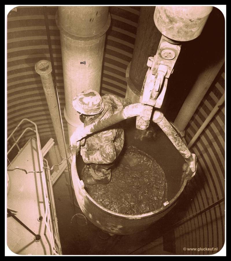 Arbeider van de voormalige Staatsmijn Beatrix, klaar om af te dalen in de schacht. © www.gluckauf.nl 