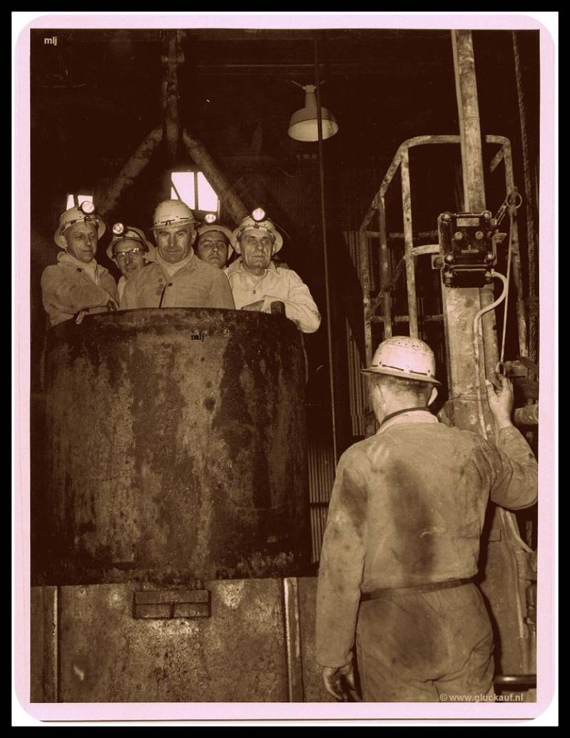 Arbeiders dalen af in de schacht van de Staatsmijn Beatrix .© www.gluckauf.nl