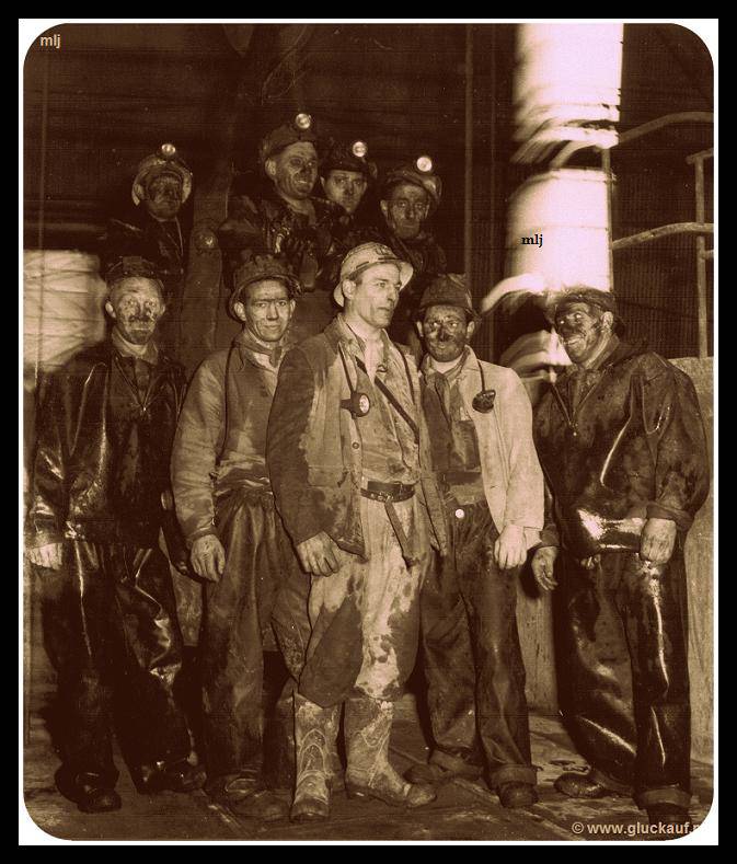 Arbeiders van de Staatsmijn Beatrix die zich bezighielden met het afdiepen en boren van de schacht. © www.gluckauf.nl